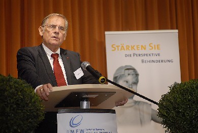 Begrüßung durch Robert Antretter