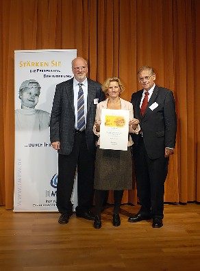 Prof. Dr. Hans-Walter Schmuhl mit der IMEW-Nachwuchspreisträgerin Jun.-Prof. Dr. Helen Kohlen und Robert Antretter