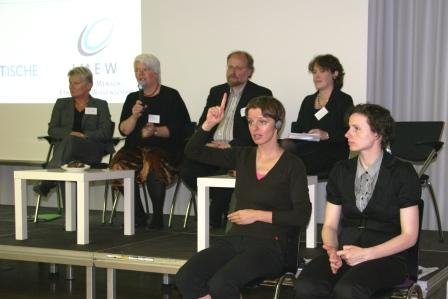 Auf dem Podium v. l. Erika Huxhold, Dr. Katrin Grüber, Prof. Dr. Heiner Bielefeldt, Marianne Schulze; im Vordergrund zwei Gebärdendolmetscherinnen